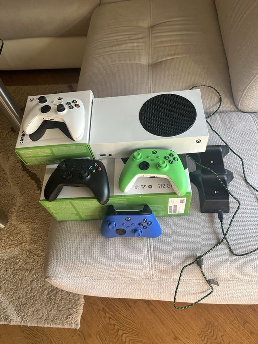 Xbox Series S 512 GB + 4 pady + stacja ładująca – komplet
