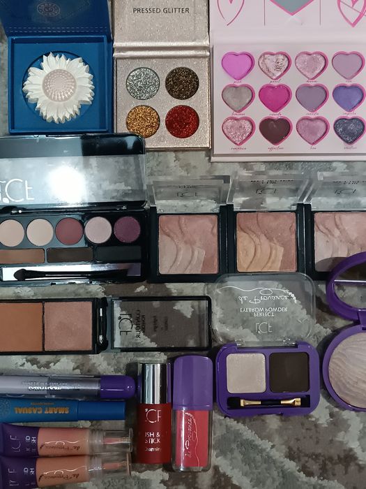 Губна помада, блиск для губ,тональний,консілер, коректор, рум'яна ,.