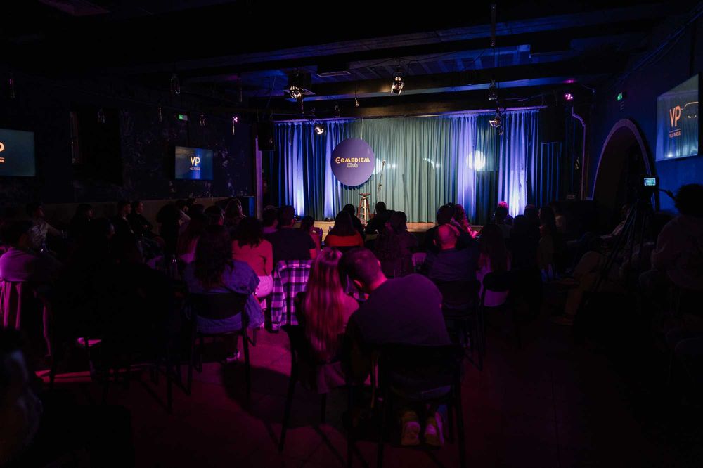 Aluguer de espaço com catering e espetáculo de stand-up comedy