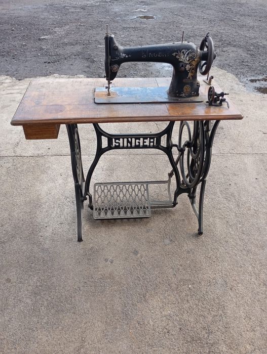 Vendo esta máquina de costura a trabalhar muito bem
