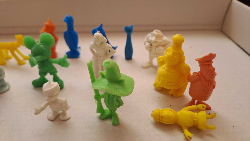 Bonecos de brindes antigos.