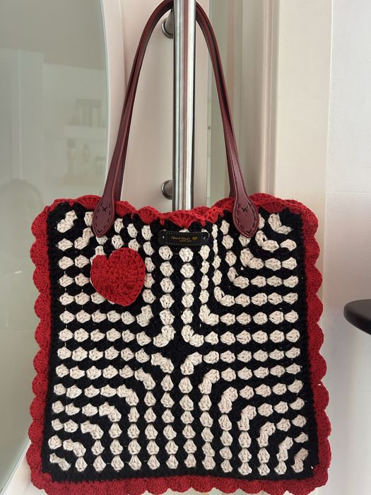 Tote bag em crochet.  Preta e branco com pormenor vermelho