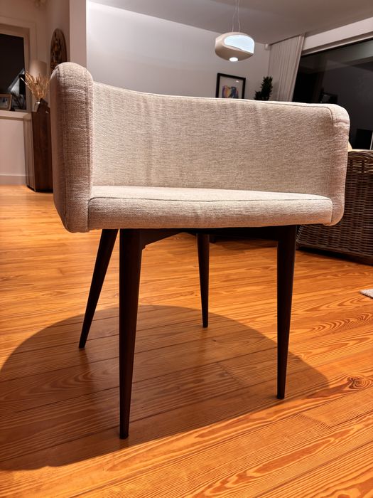 8 Cadeiras em Tecido Beije mesclado  e Pés em Sucupira.