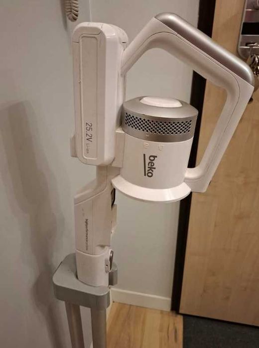 odkurzacz pionowy beko vrt71025vw + stojak na części uszkodzony