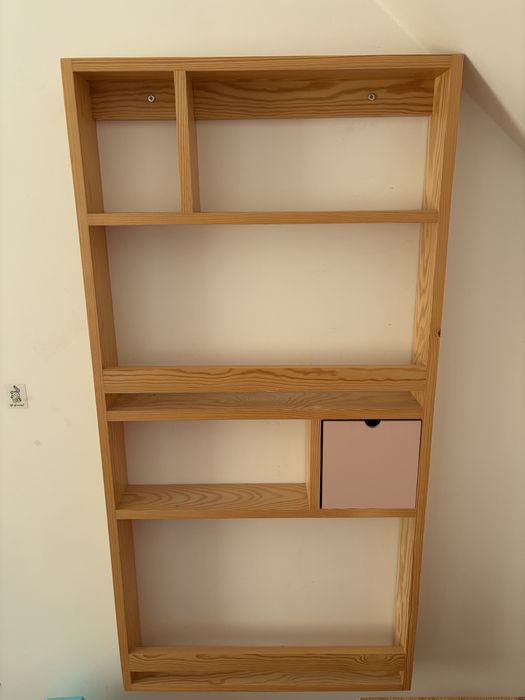 Regał dziecięcy na ścianę