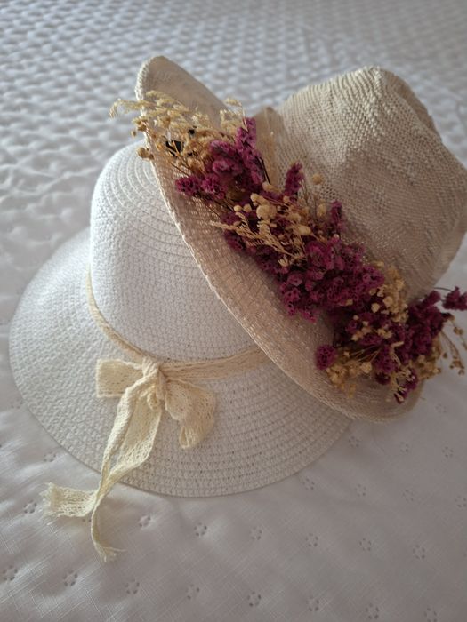 2 chapeus novos, branco e beje
