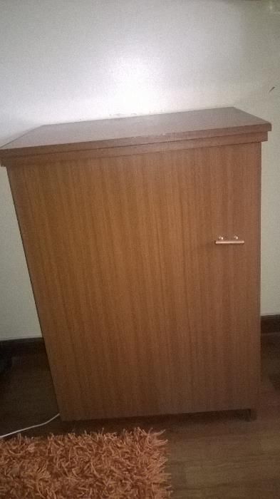 Máquina costura Mellior + móvel + utensílios diversos