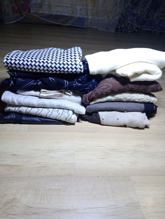 Пакунок жіночих речей 52 розміру.(Звільняю шафу)