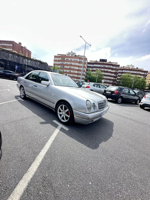 Mercedes E220 bem estimada