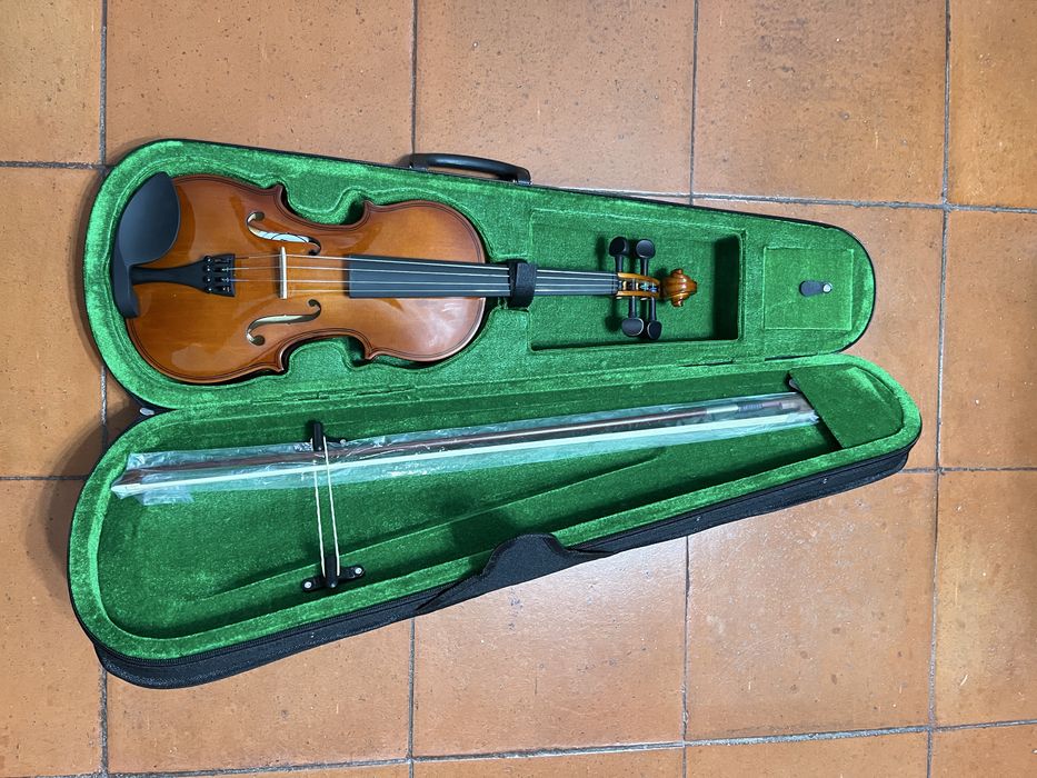 Vende se Violino 4/4 GEMMA usado uma unica vez,  acompanha Arco, Ombreira e resina.