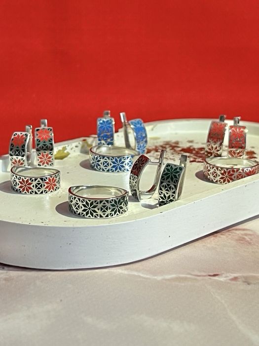 Срібні родовані набори сережки+каблучка «Вишиванка»