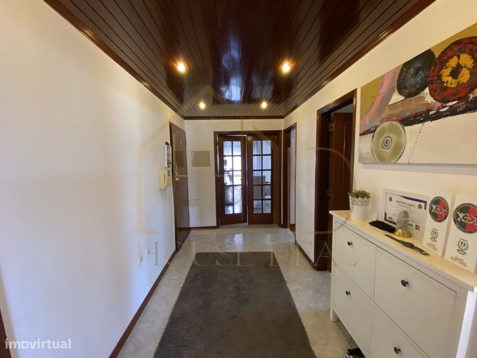 Apartamento T3 com áreas generosas no Centro da Moita