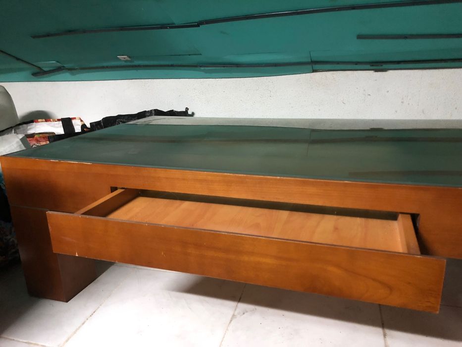 Mesa centro com tampo em vidro