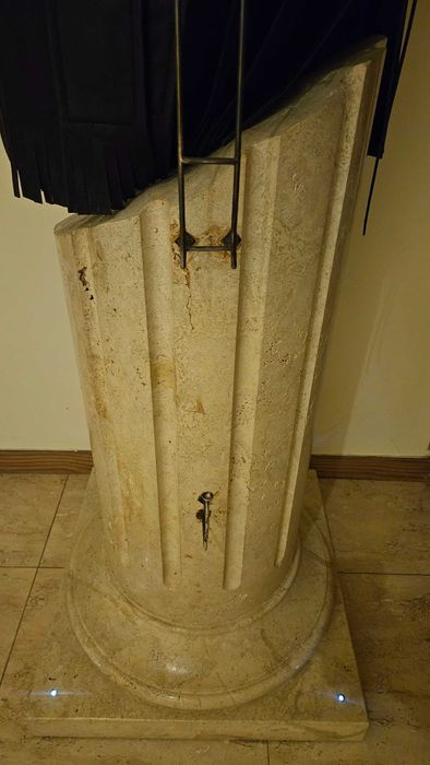 Kolumna z naturalnego trawertynu z podświetleniem LED