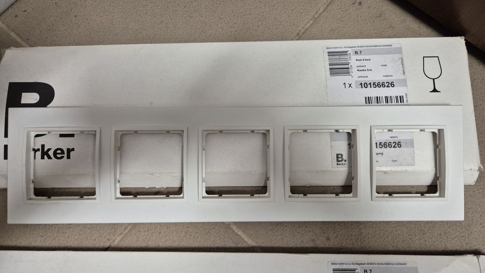 B.7 BERKER ramka 5-krotna biały mat 2 szt.  B.7 4-krotna antracyt  mat