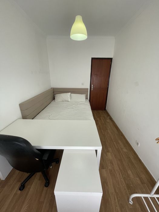 Cama, mesa secretária, cabeceira e mais