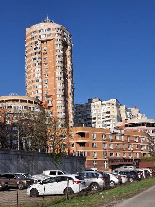 Продаж паркомiсця на Срiбнокiльськiй,12