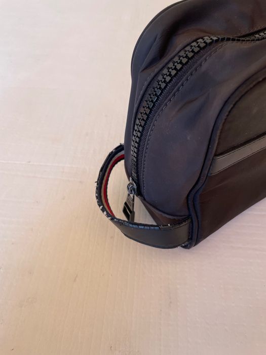 Bolsa de higiene pessoal (nécessaire) Tommy Jeans preta