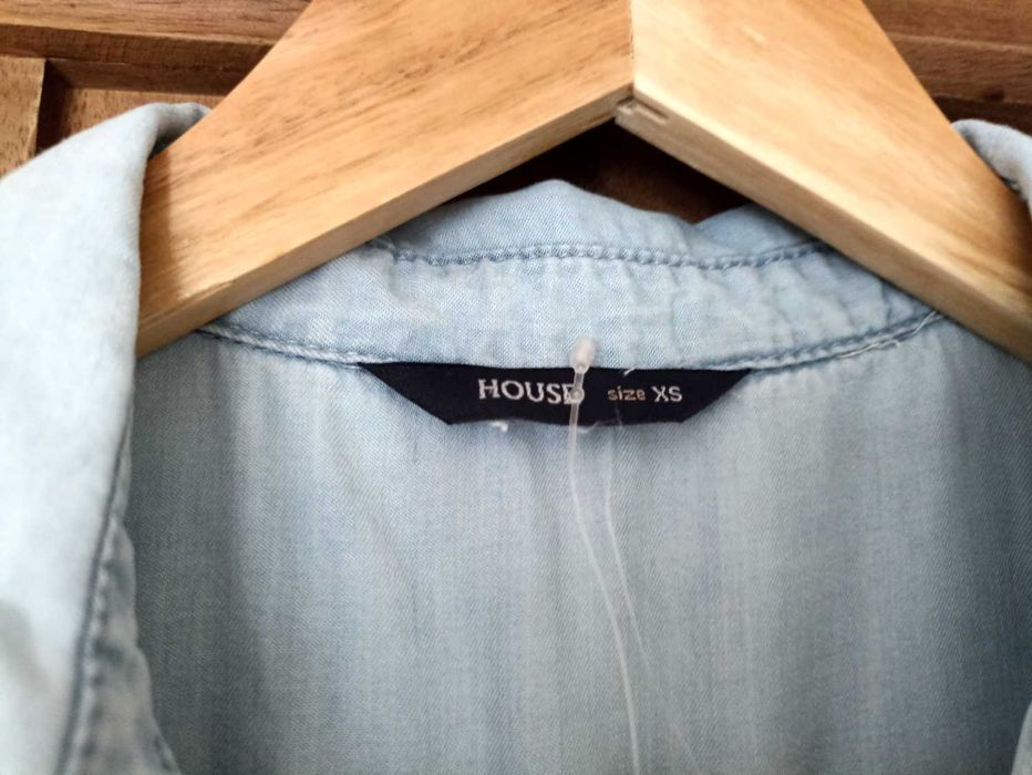 Jeansowa bawełniana sukienka z haftem house