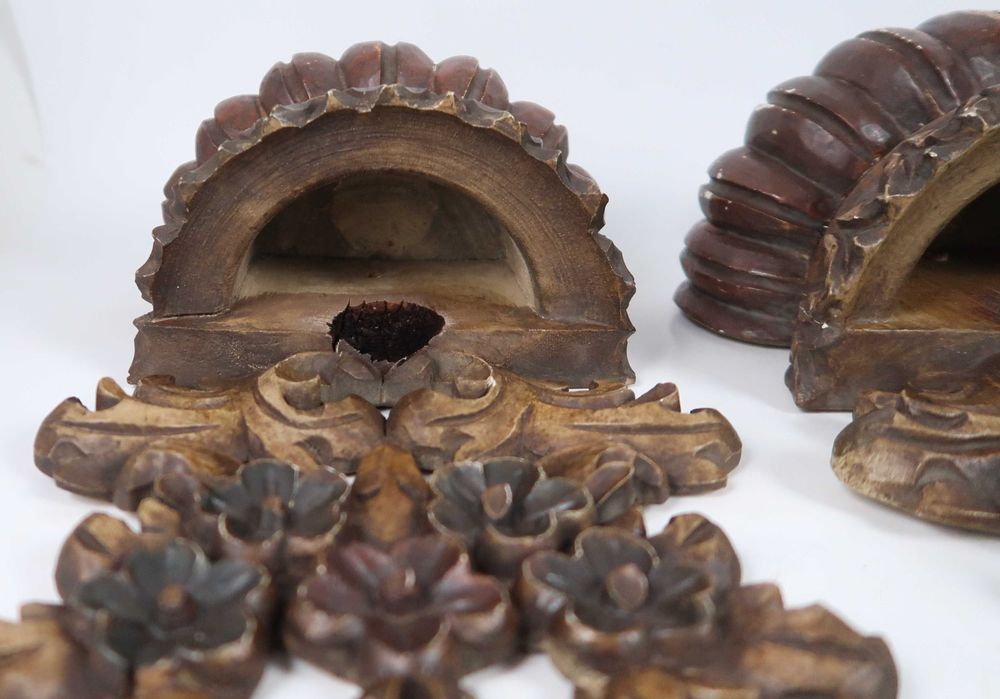 Apliques de parede antigos em madeira talhada