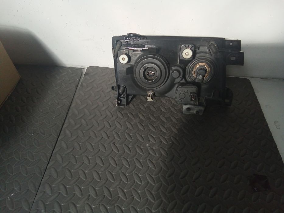 Farol nissan terrano
