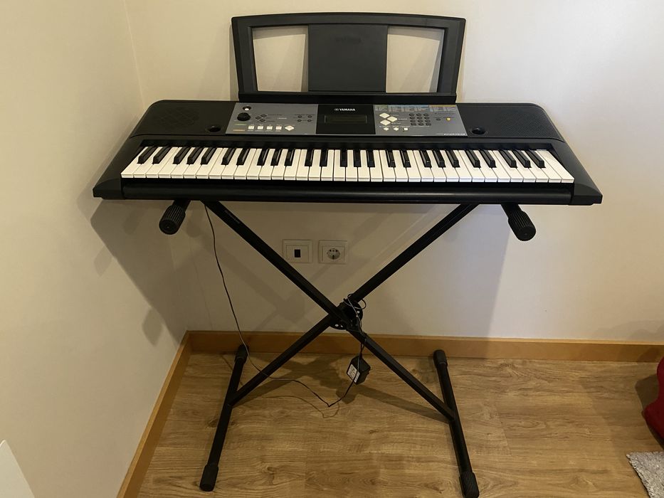 Teclado yamaha psr-E233