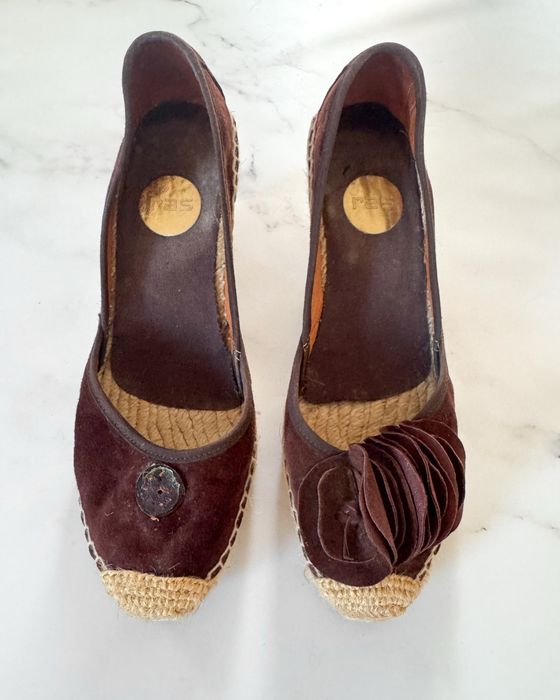 Sapatos cunha RAS em camurça castanha – Tamanho 37 – Necessitam personalização