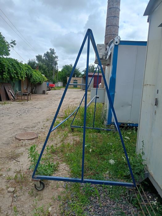 стійку для сушки килимів  висота 2.20,ширина 1.50.