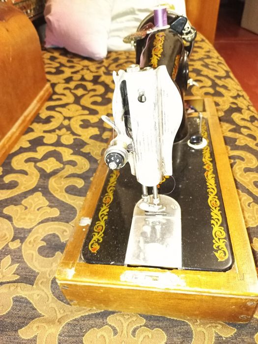 Швейна машинка,механічна,в користуванні майже небула