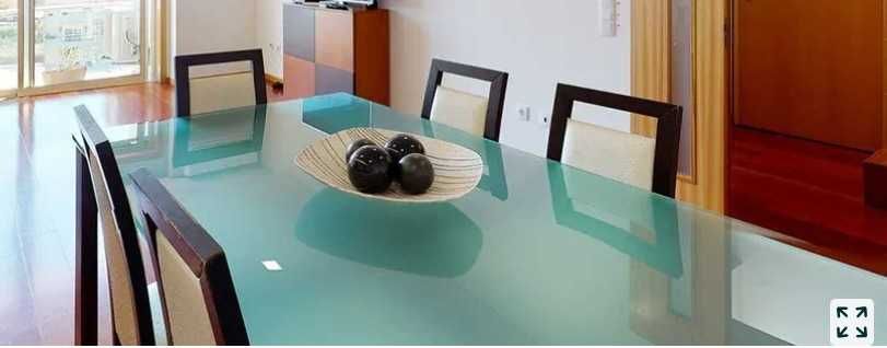 Cadeiras de mesa de sala.