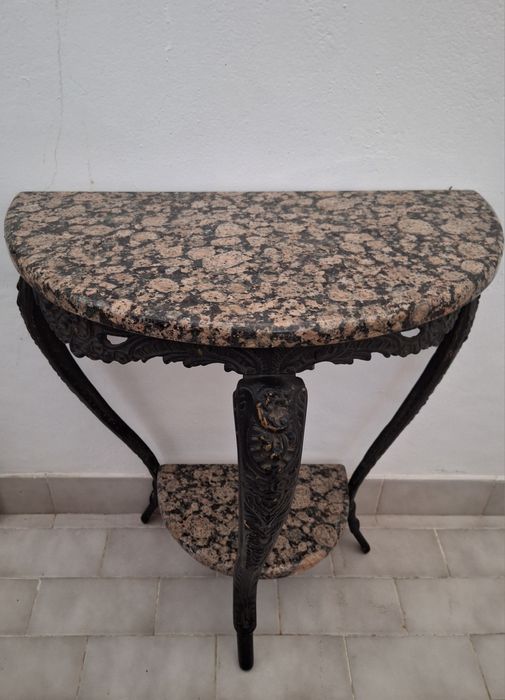 Mesa meia lua em metal e 2 tampos em mármore