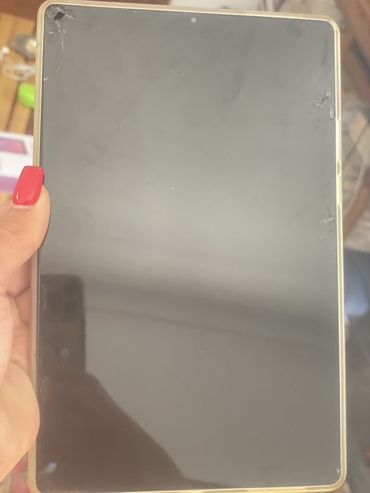 Tablet lenovo m9 na caixa com capa de suporte