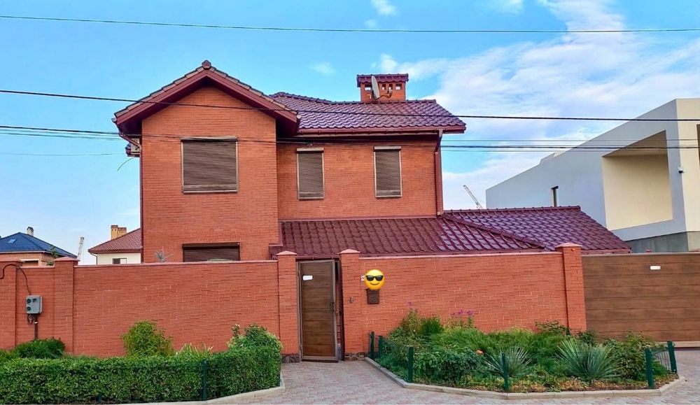 Дом с хорошей планировкой и садом ,В лесках