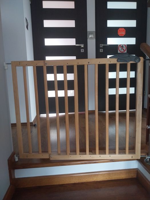 Barierka bramka na schody zabezpieczajaca