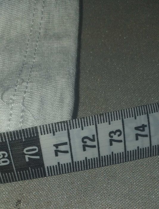 Szare dresy z szerokimi nogawkami