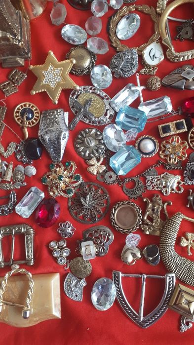 Duzo złotych srebrnych pasów dużo rożnych