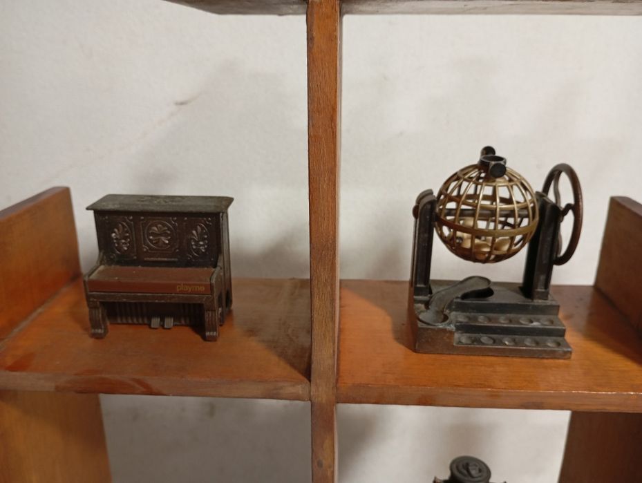 Vitrine prateleiras com coleção 10 miniaturas apara afia lápis antig