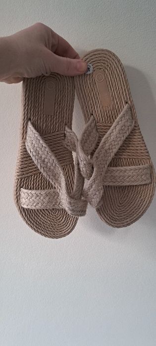 Piękne beżowe klapki boho