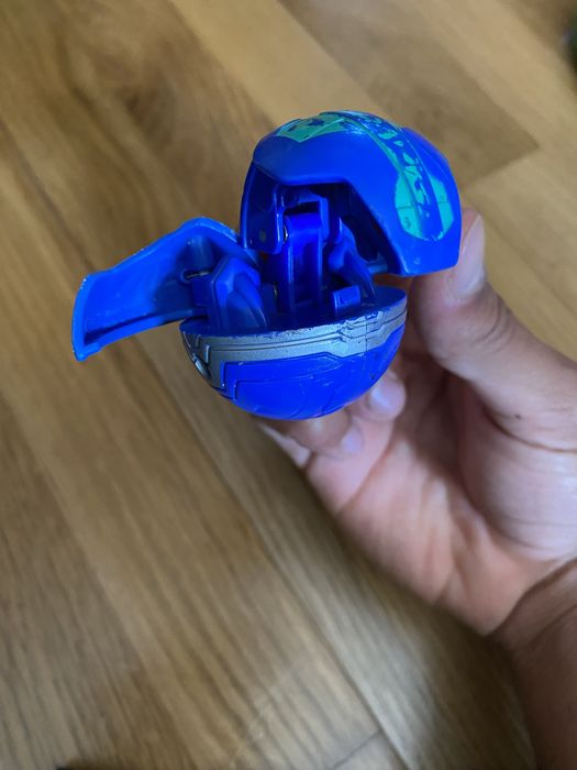Brinquedo que abre quando bate no chão