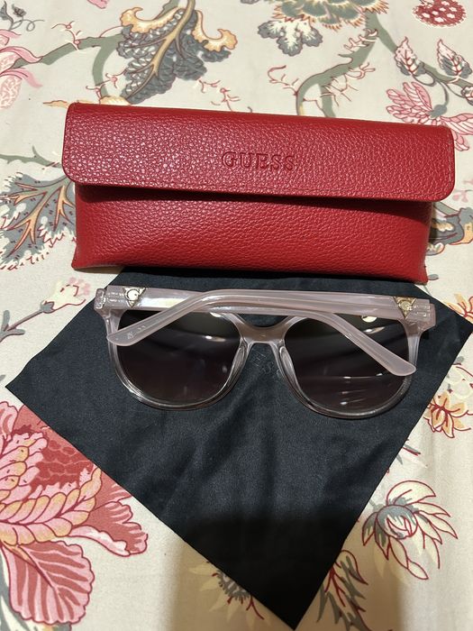 Óculos de sol rosa da Guess