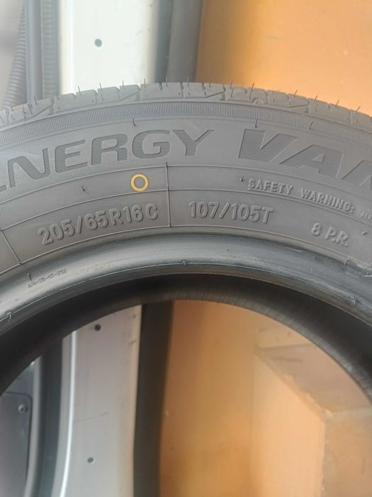 Pneus Toyo com 4000km para carrinha comercial tipo Renault Traffic