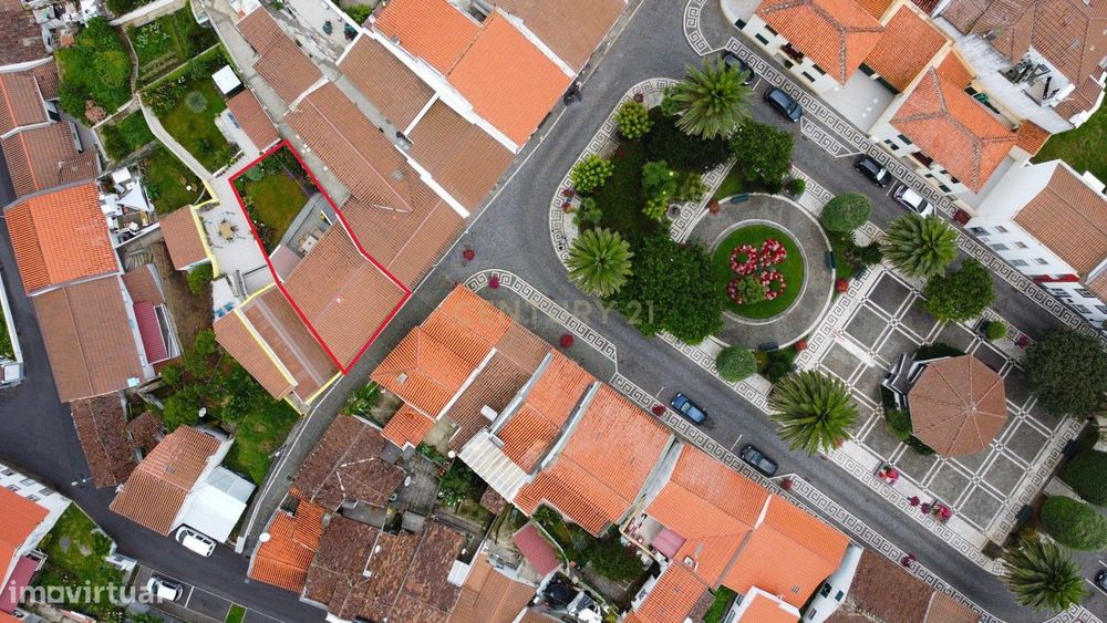 Moradia T2 no Centro da Vila do Nordeste | Jardim e Excelente Potencia
