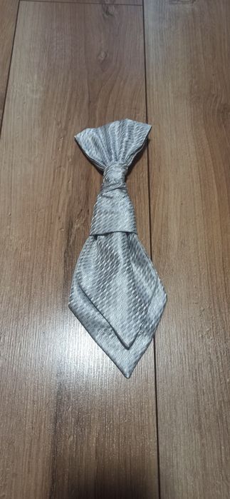Elegancki srebrny musznik krawat ślubny