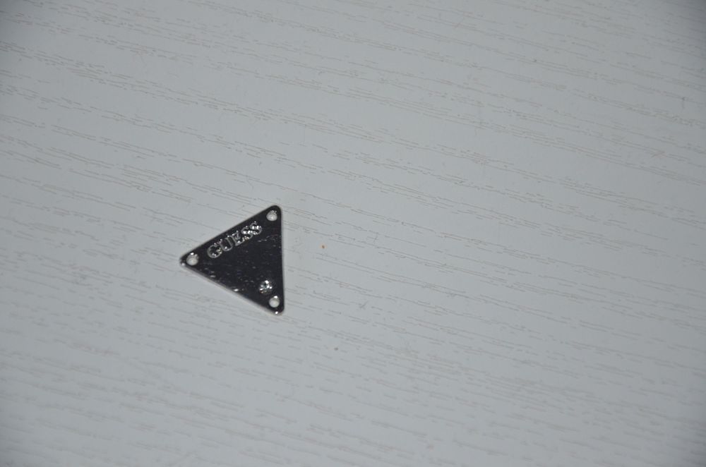 Guess przypinka zawieszka brelok