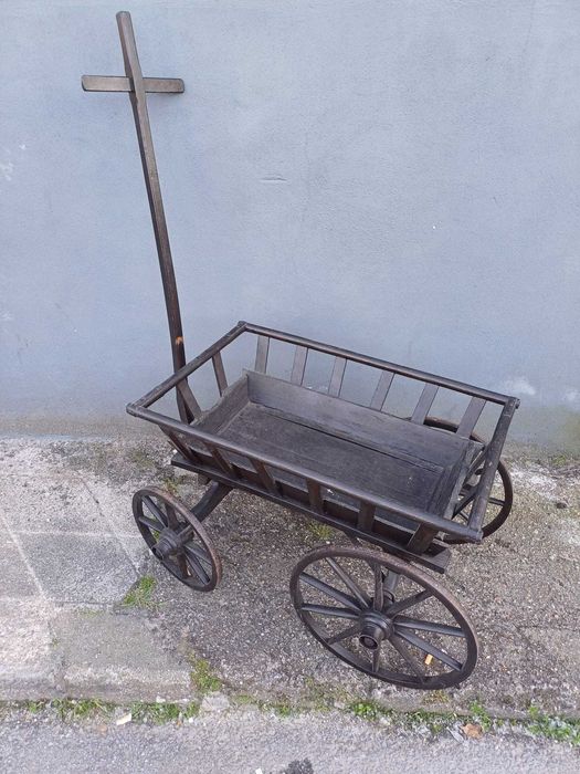 Carrocinha em madeira