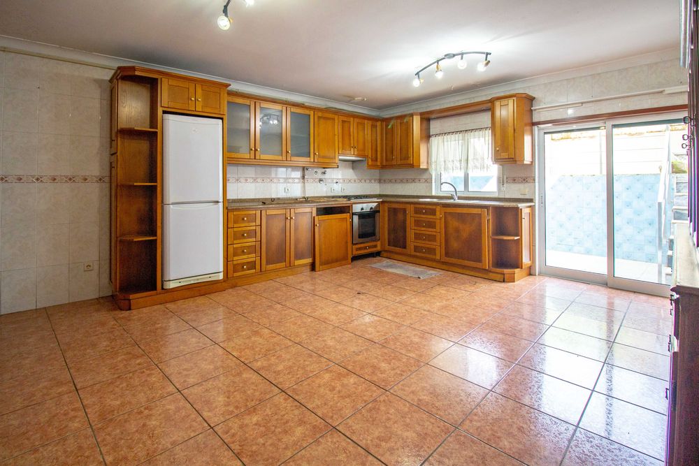 Moradia unifamiliar com dois pisos e logradouro