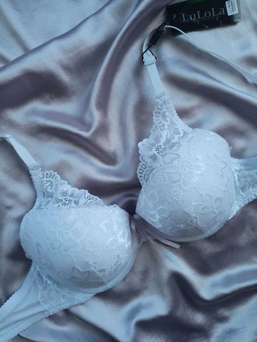 Белоснежный кружевной бюстгальтер