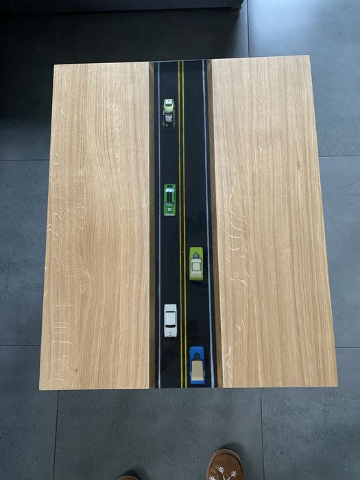 Dębowy stolik kawowy z samochodzikami z żywicą