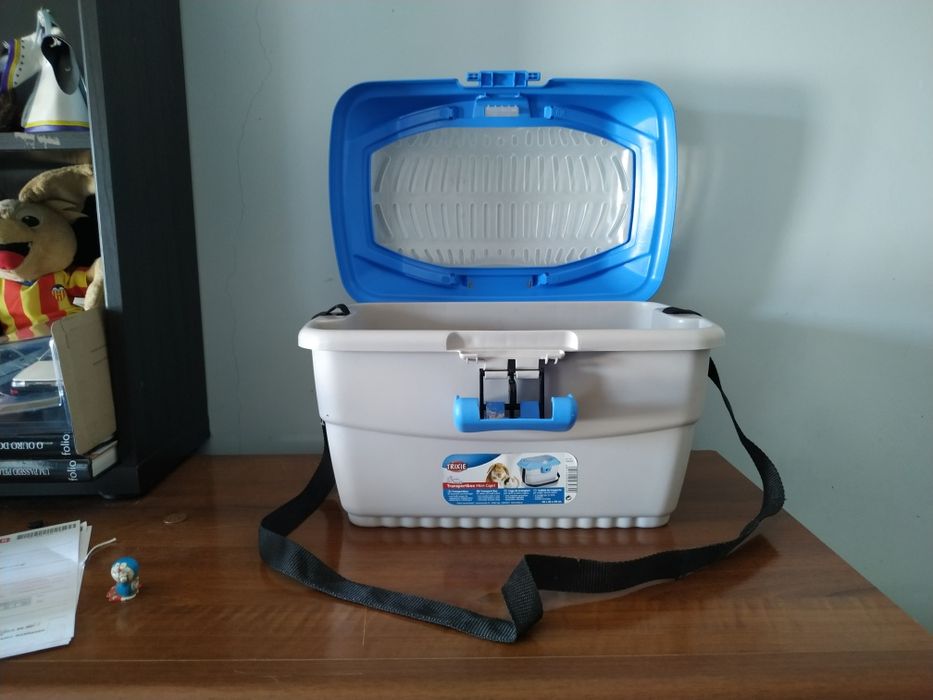 Caixa de transporte de animais de pequeno porte.