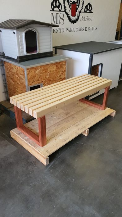 Banco de jardim em madeira